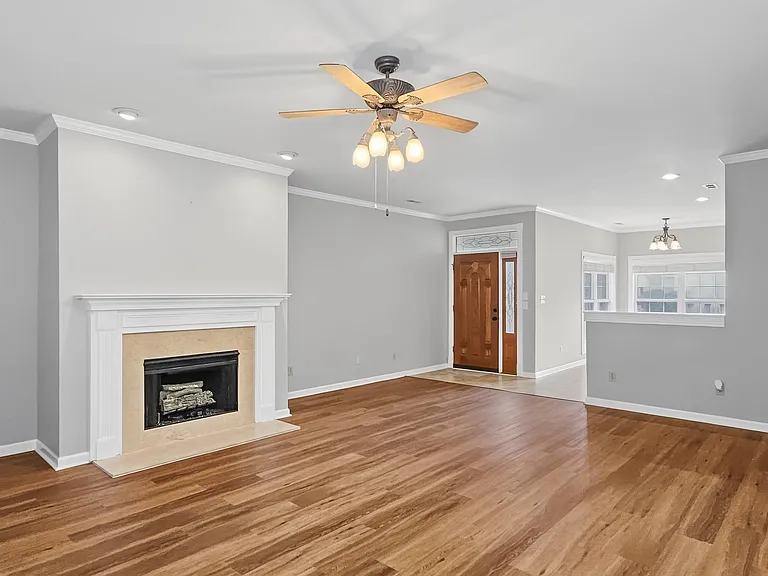 141 Canterbury Dr — Photo 3