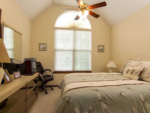 5th image of 2901 S Victoria Lane Dr
