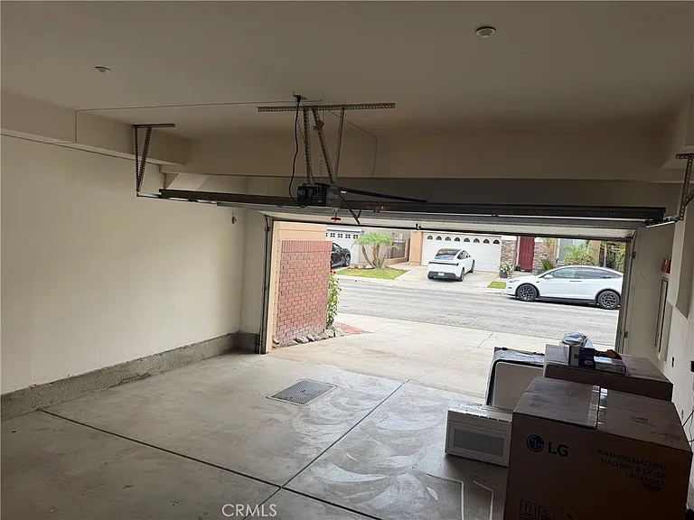554 Robins Pl — Photo 2