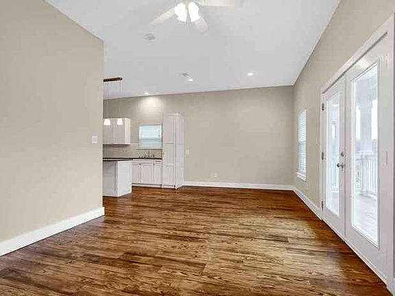 4th image of 447 N Woods St #1