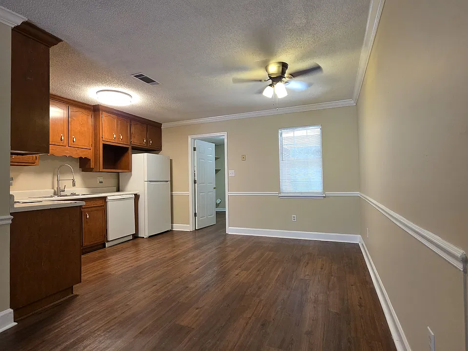 eat-in kitchen