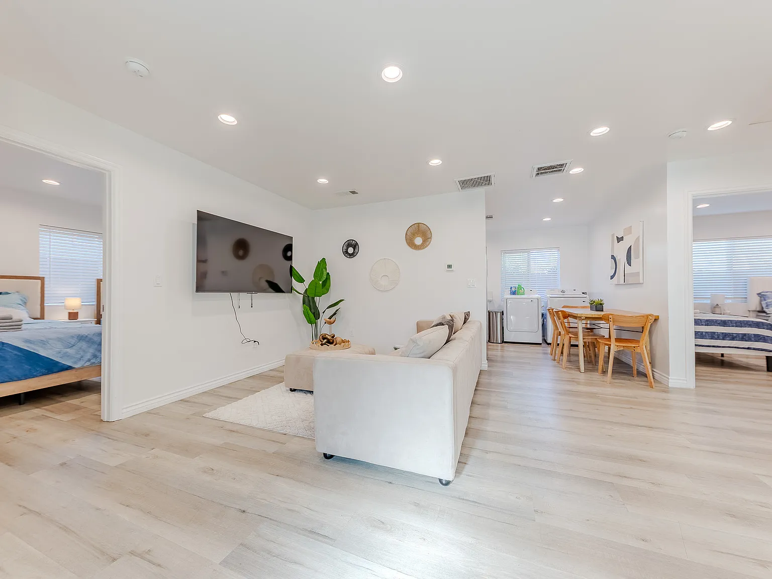 3 bed, 1300 sqft, $6,900 — Photo 4