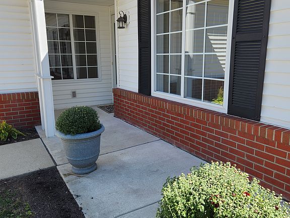 Exterior-Front Porch/Entrance