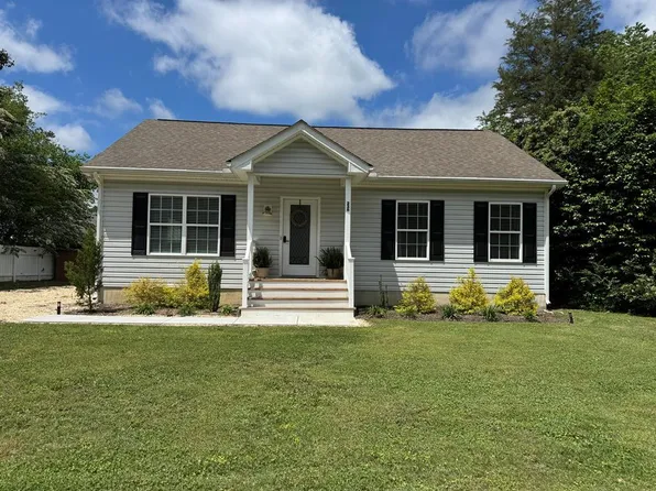 230 Roseneath Ave, Kilmarnock, VA 22482