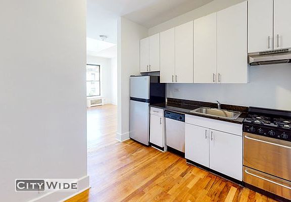 3rd image of 33 E 65th St #4D