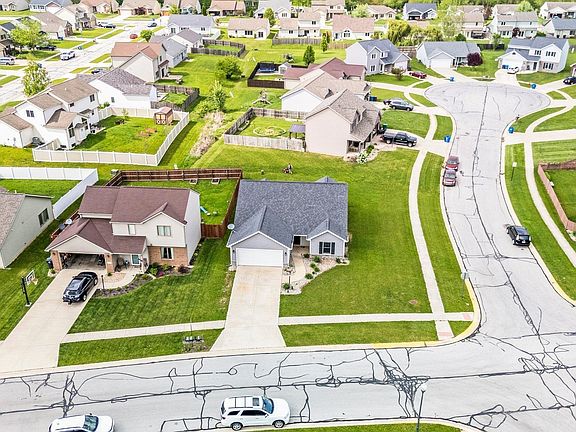 5th image of 132 W Cambridge Dr