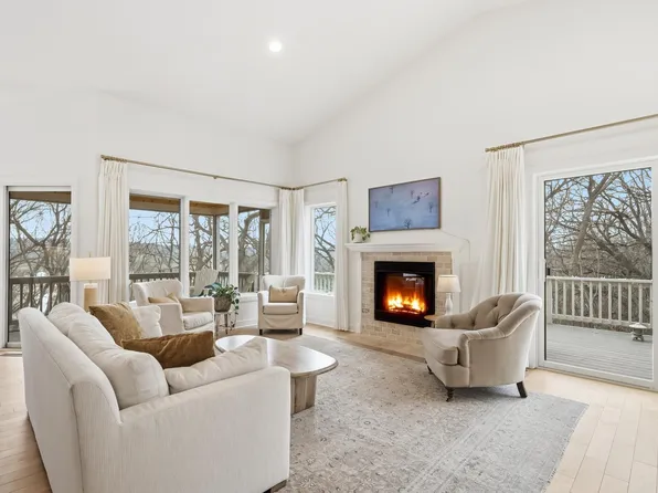 1595 Summit Shores Cir, Burnsville, MN 55306