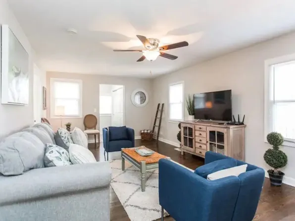 305 W Park Ave APT 1, Libertyville, IL 60048