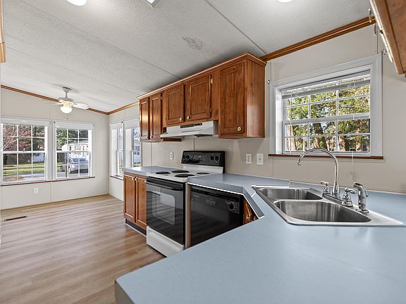 5th image of 8 Castine Drive