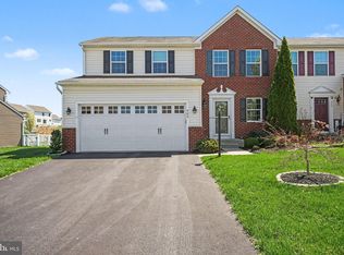 909 Cougar Pointe Cir, Seven Valleys, PA 17360
