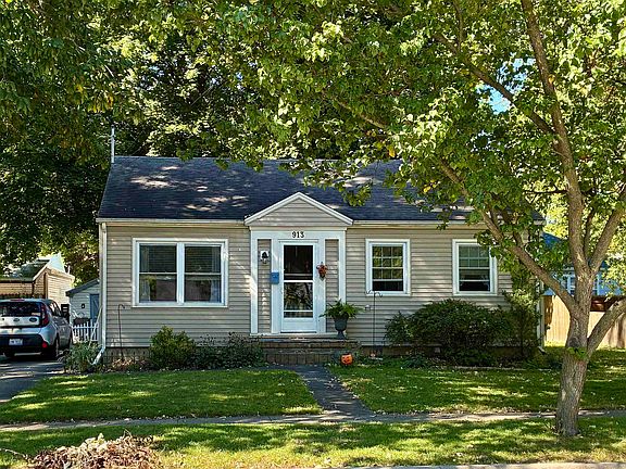 2nd image of 913 N Hickory St