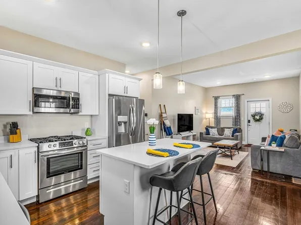 1 Conn St #1, Woburn, MA 01801