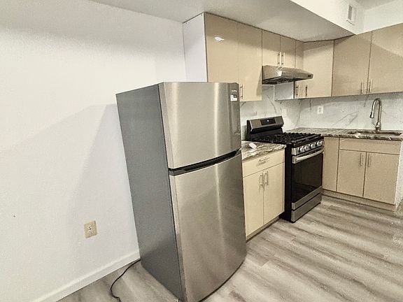4th image of 1025 Buttonwood St #2