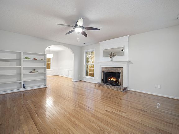 2nd image of 900 Spring Meadow Dr