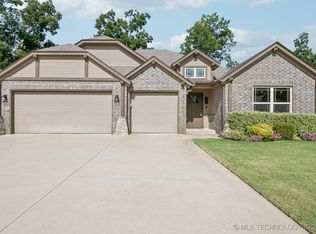 5410 Skylane Dr, Sand Springs, OK 74063