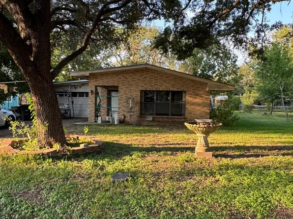 212 E Elizabeth Ave, Palacios, TX 77465