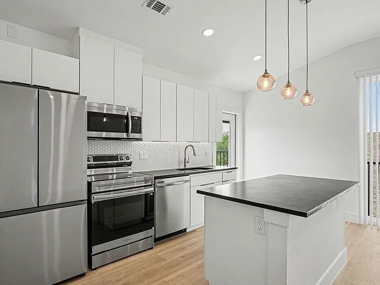 2217 N Fitzhugh Ave #303 — Photo 32