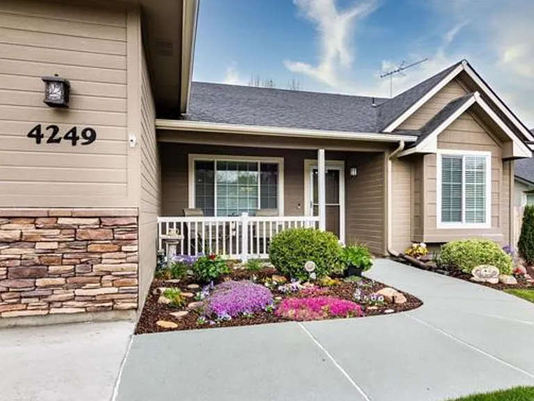 4249 E Lochsa River Dr — Photo 2