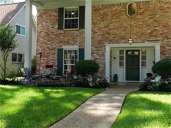 Love this front porch...