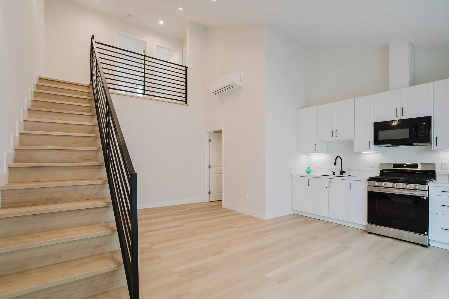 2 bed, 800 sqft, $2,700 — Photo 3