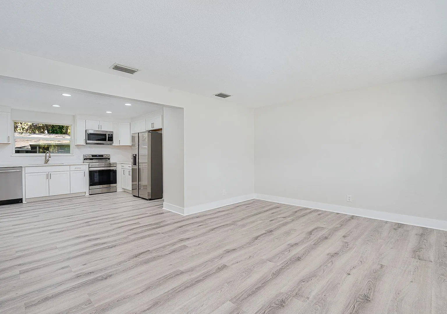 Fully Remodeled 2 Bedroom Home in Prime Ormond Location — Photo 3