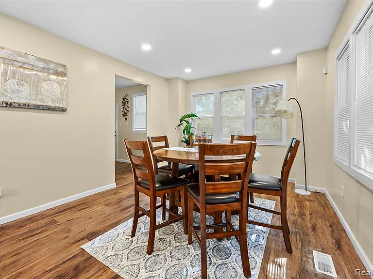 3196 Helen St — Photo 8