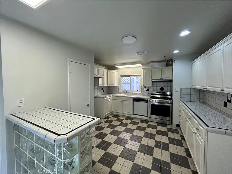 3132 Estado St — Photo 12