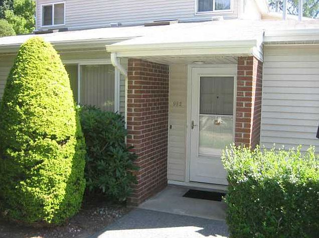 1st image of 992 Williamsburg Cir