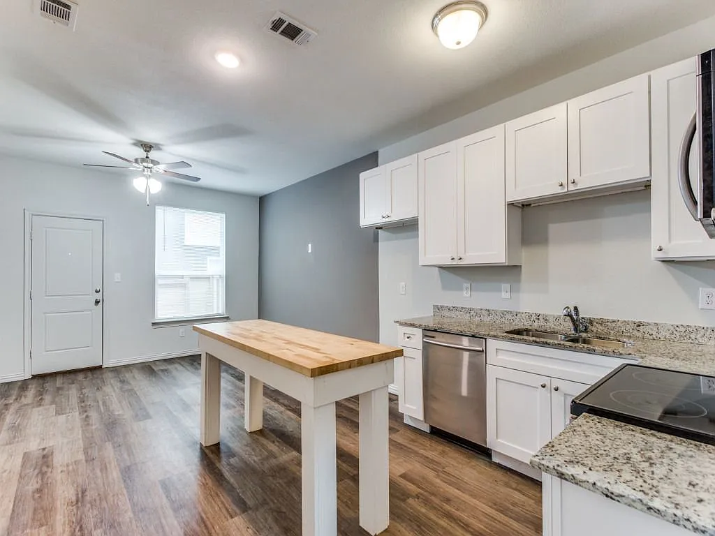 3 bed, 2.5 bath, 1400 sqft, $1,799 — Photo 4