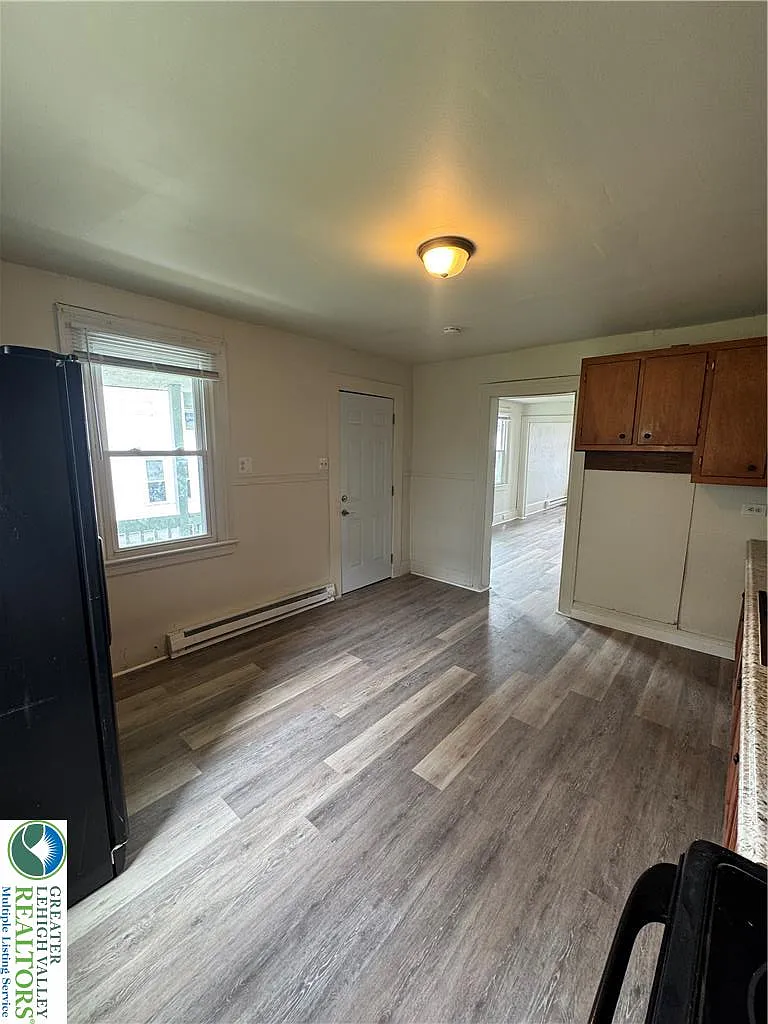 3 bed, 1.5 bath, 1200 sqft, $1,250 — Photo 3