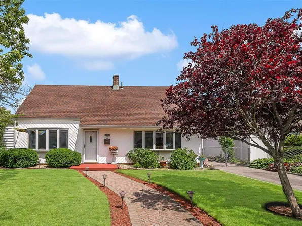 35 Anchor Lane, Levittown, NY 11756