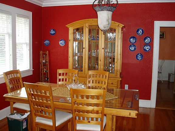 Lovely, bright dining room w/crown moldings!