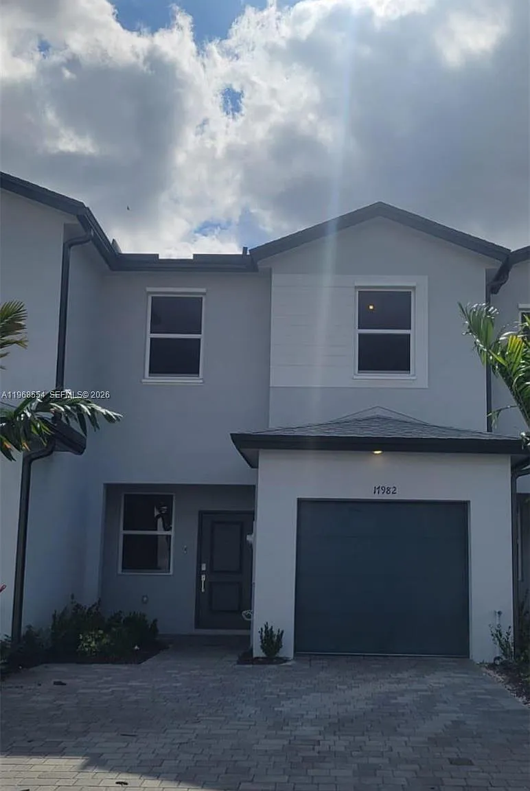 3 bed, 2.5 bath, 1410 sqft, $2,800 — Photo 1