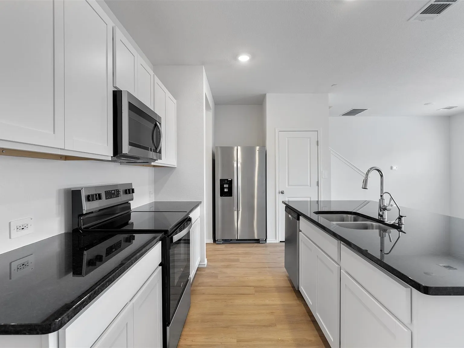 3 bed, 2.5 bath, 1479 sqft, $1,699 — Photo 4