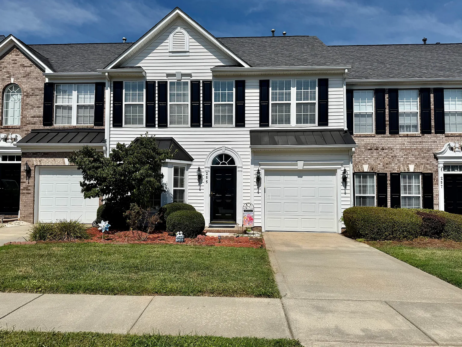 3 bed, 1973 sqft, $2,425 — Photo 2