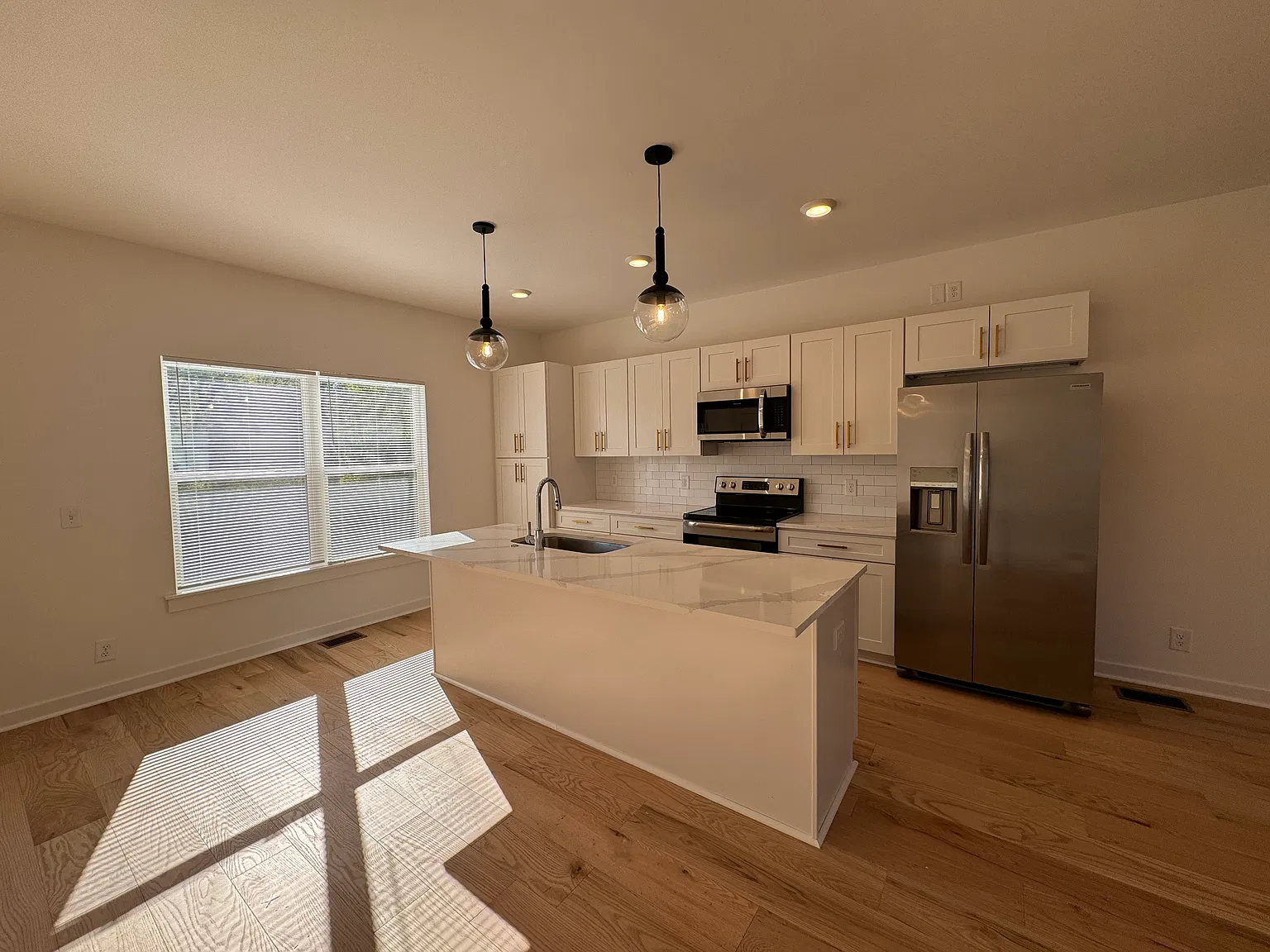4 bed, 2.5 bath, 1834 sqft, $2,500 — Photo 3