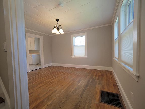3rd image of 8 Fairview Avenue