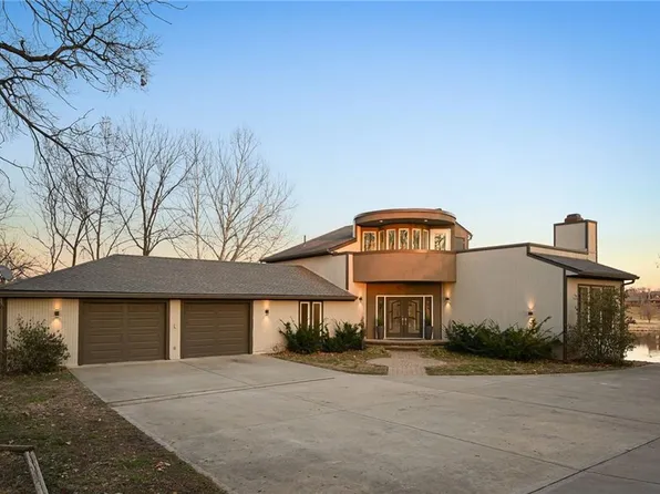 15404 Lake Point Dr, Bonner Springs, KS 66012