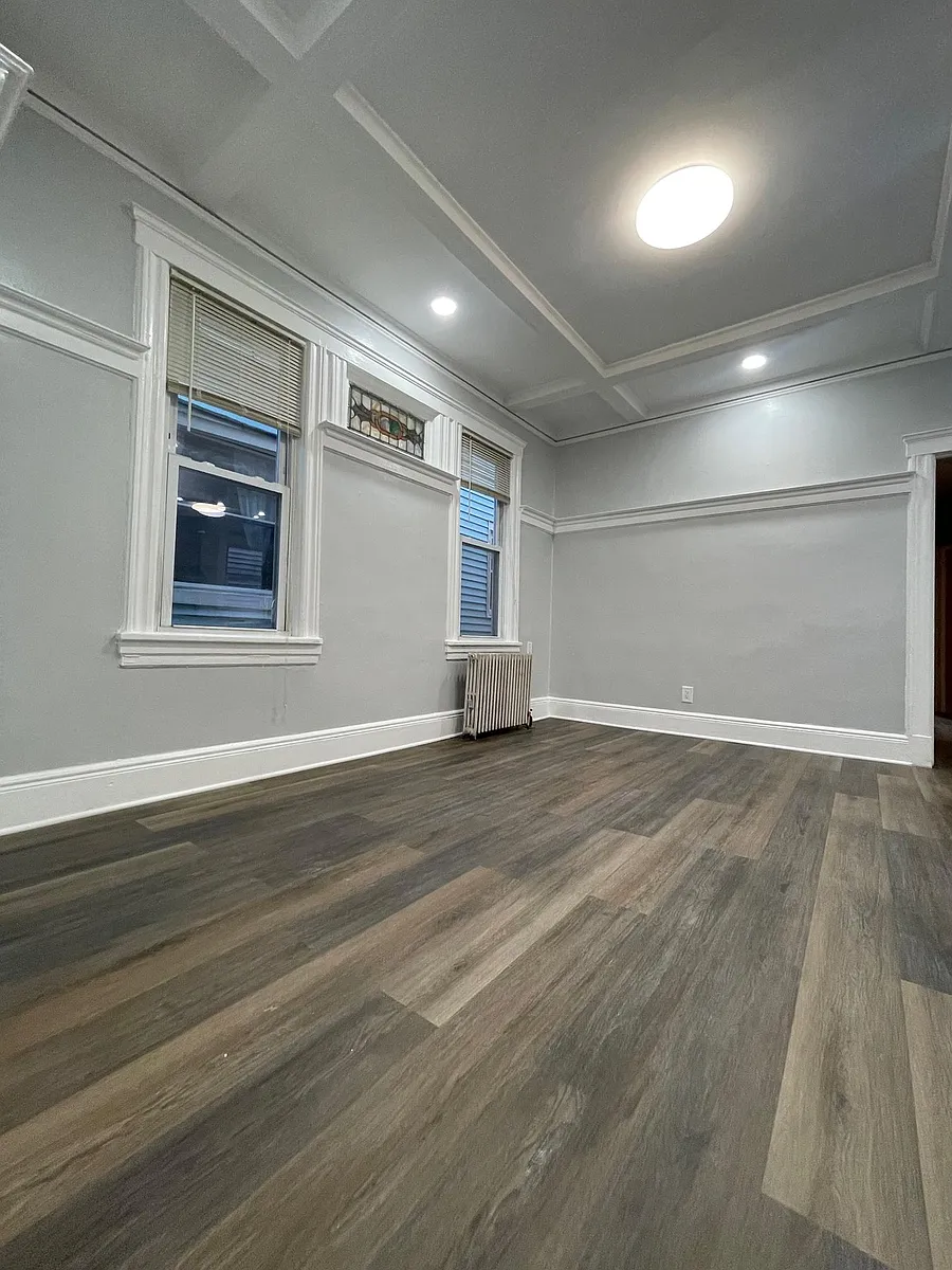 Building Photo - 106 Romaine Ave #2