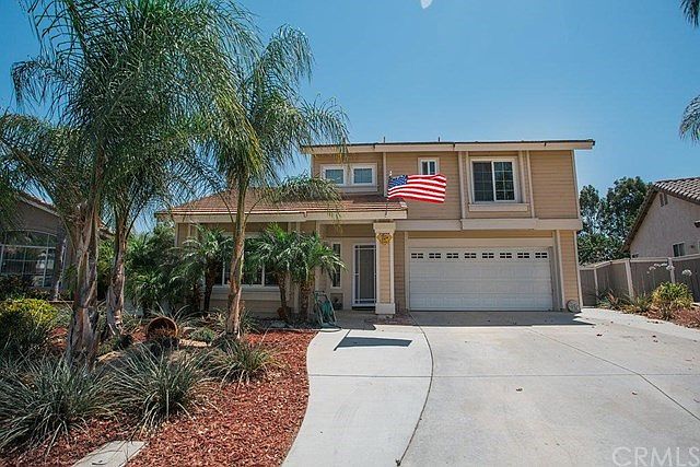 Beautiful curb appeal shows pride of ownership.