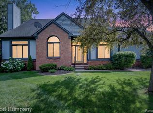 2701 Lochmoor Blvd, Lake Orion, MI 48360
