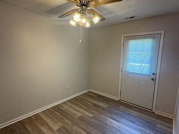5th image of 902 Laurel Ln
