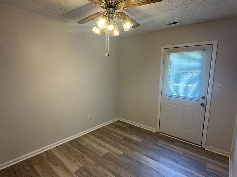902 Laurel Ln — Photo 5