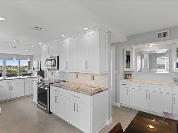 4th image of 2611 N Riverside Dr APT 901