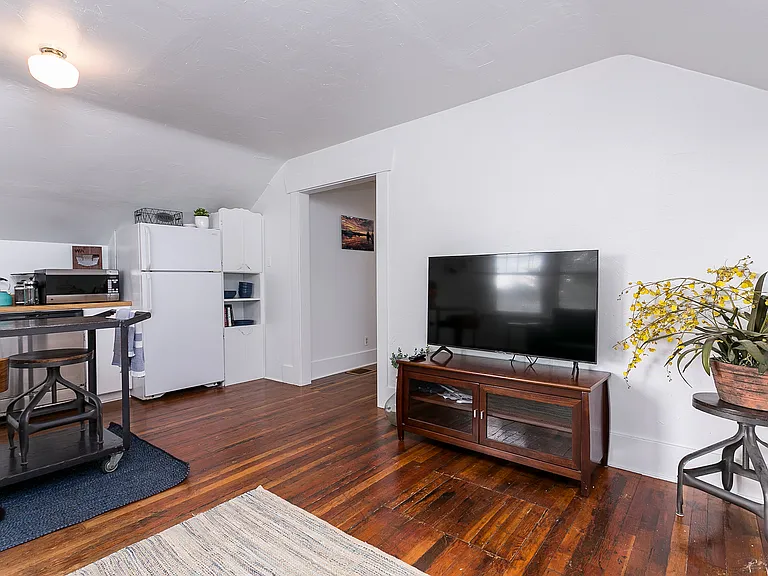 1324 Blaine Ave — Photo 9