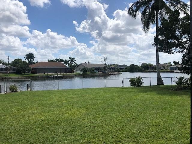Beautiful canal basin view from the huge fenced in yard. Have coffee in the morning from the screened in lanai.