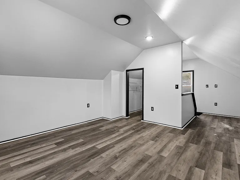 929 White Ave — Photo 20