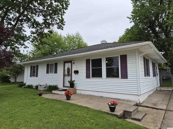 1800 N Granview Dr, Quincy, IL 62301