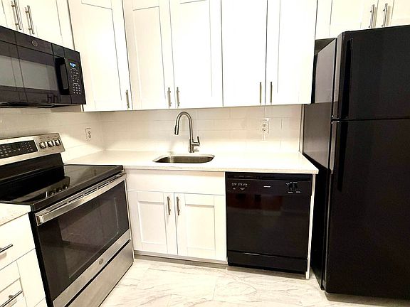 4th image of 240 E 90th St APT 3C
