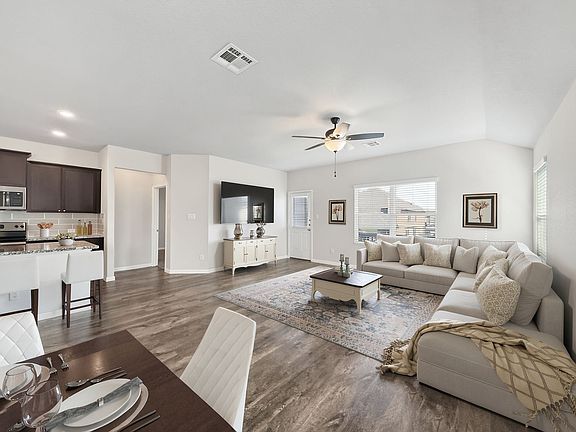 4th image of 401 Utica Way